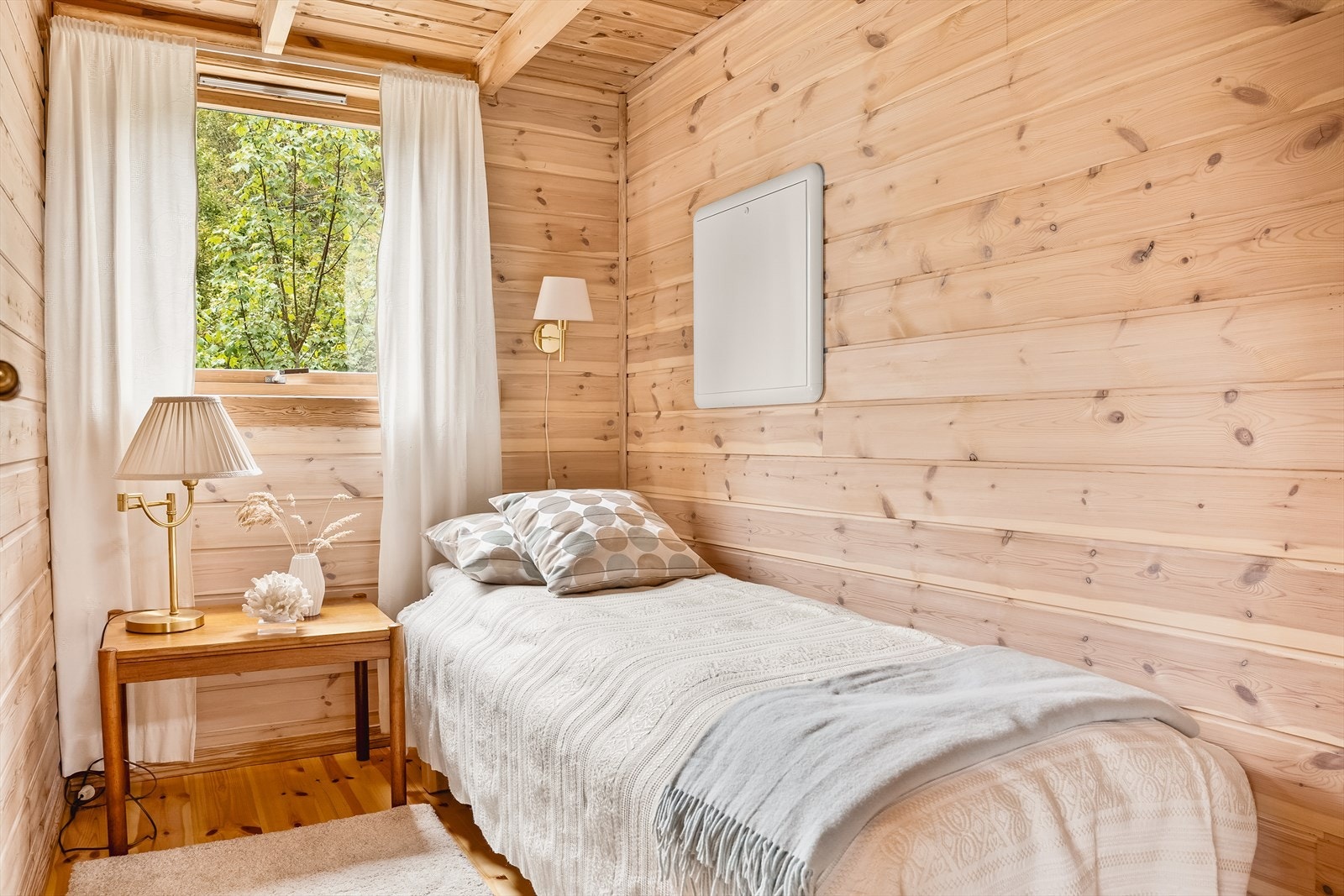 Soverom 2 | Merk den frodige naturen i bakgrunnen Galleribilde