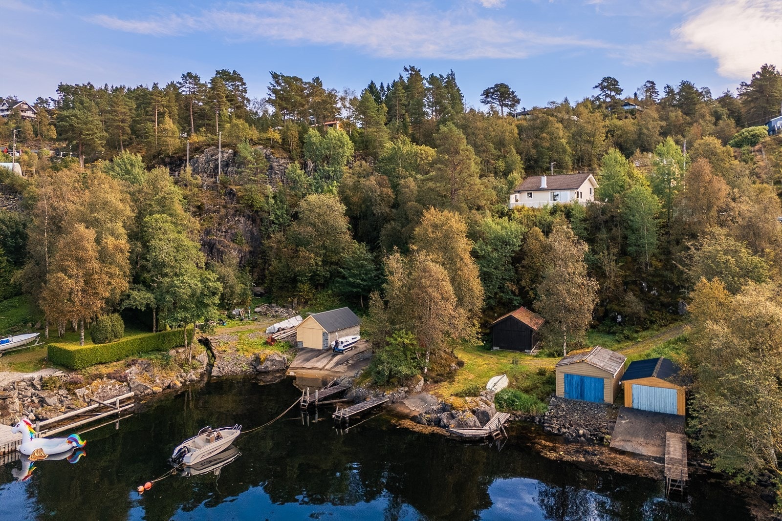 Sjønær fritidsbolig med naustetomt kun få meter fra hytten! Galleribilde