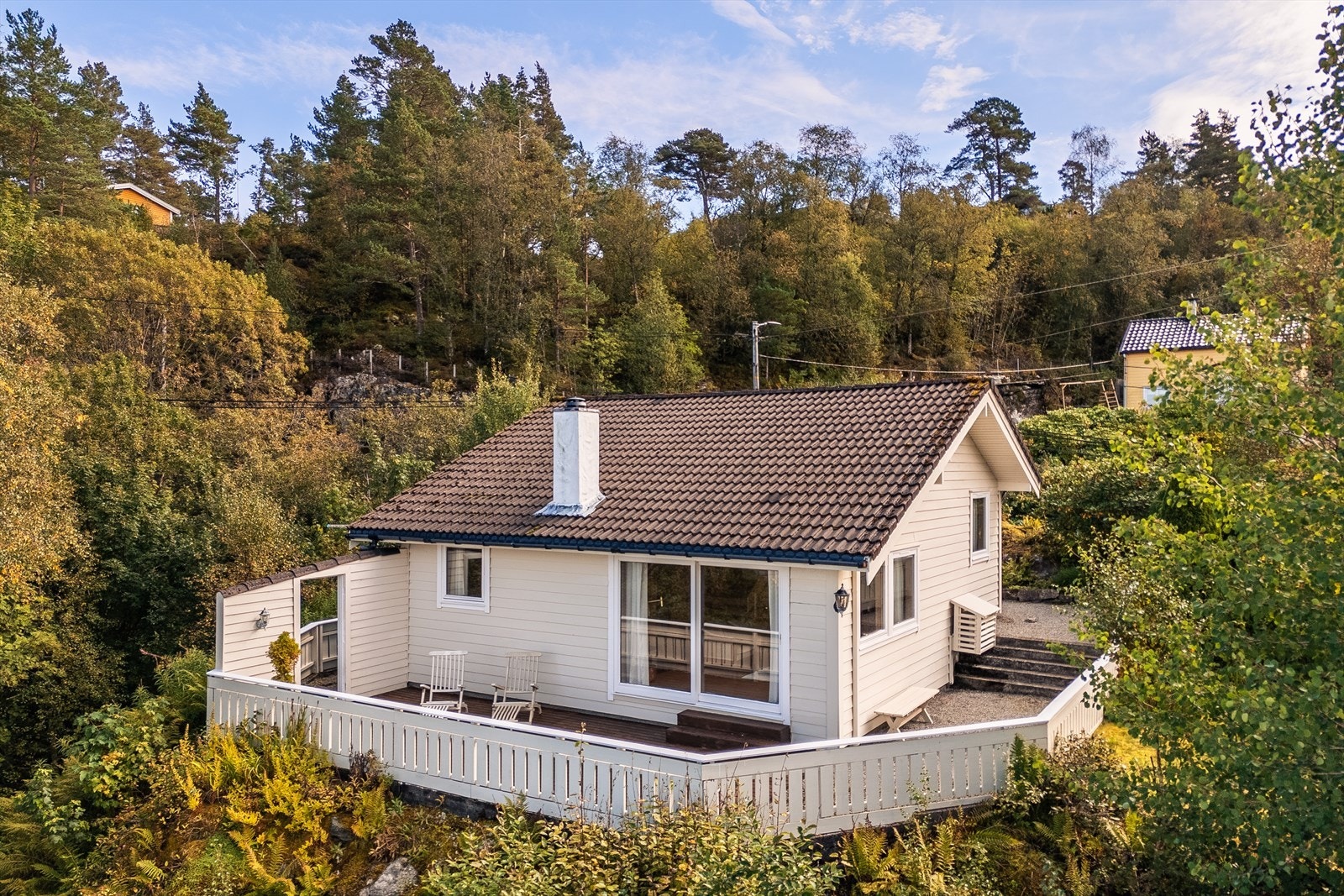 Fritidsboligen ligger i et rolig og attraktivt område med nærhet til sjø og friluftsområder | Merk den romslige terrassen som delvis omkranser eiendommen Galleribilde
