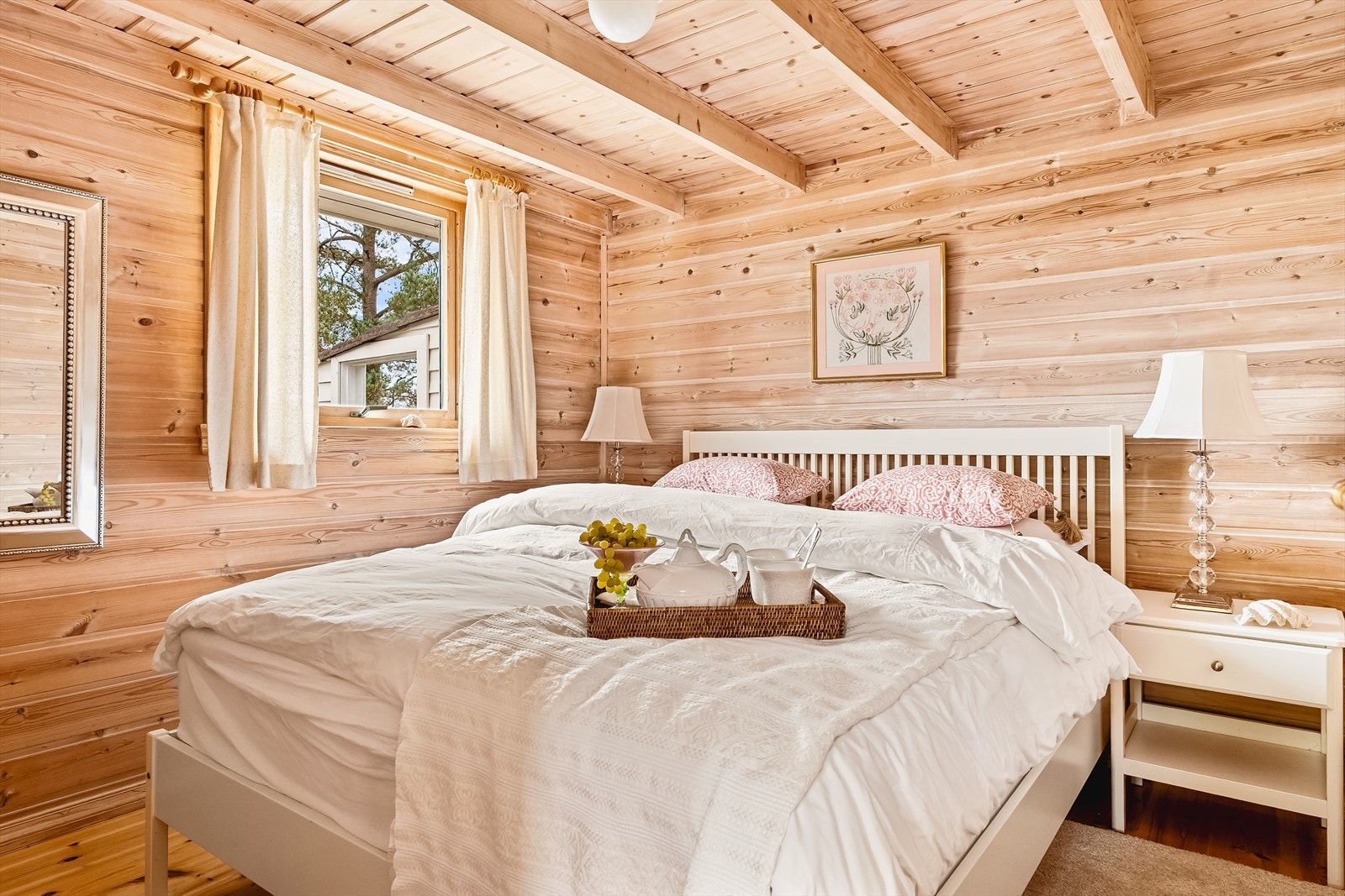 Eiendommen har 6-8 sengeplasser | To godkjente soverom, en hems og et ikke godkjent soverom (tidligere vedskjul) Galleribilde