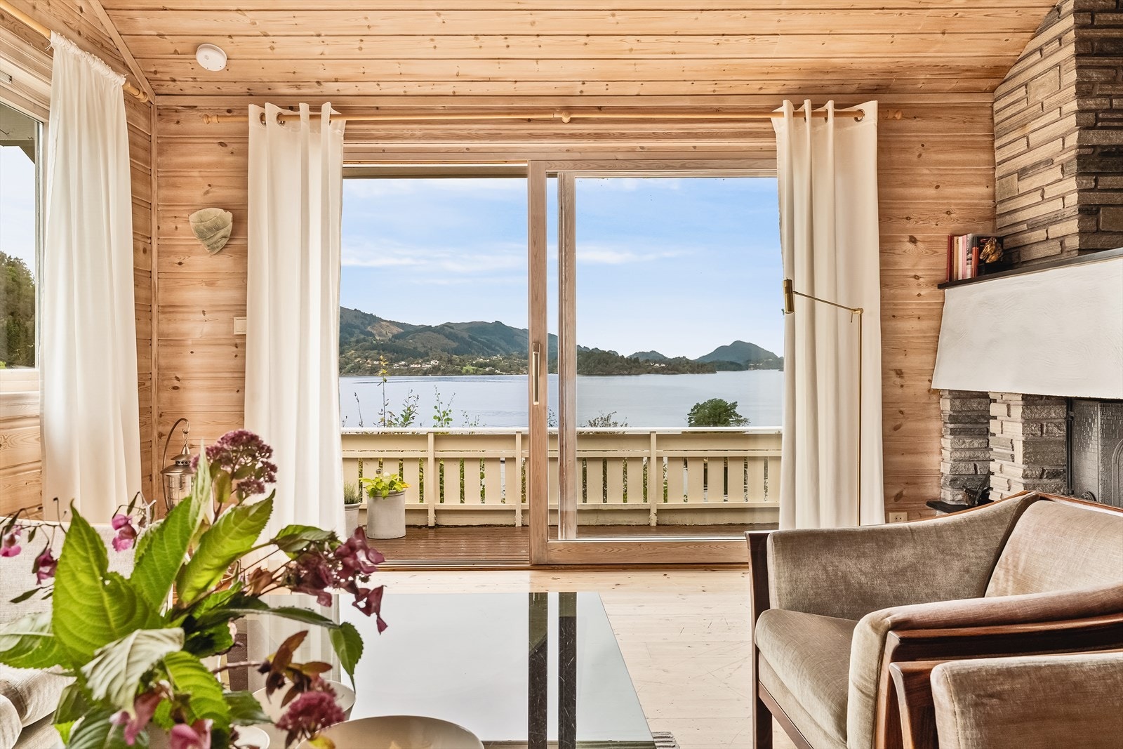 Fra stuen har du malerisk sjøutsikt i nordvestlig retning | Her vil man kunne oppleve fantastiske solnedganger! Galleribilde