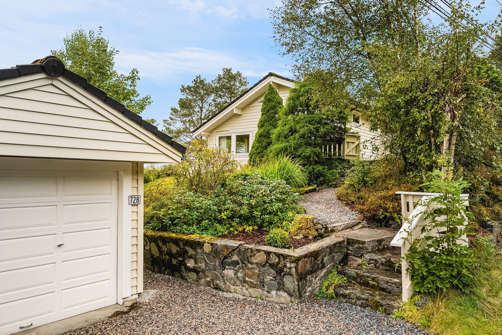 Fritidsboligen har parkering i garasje | Plass til flere biler på gårdsplassen. Galleribilde