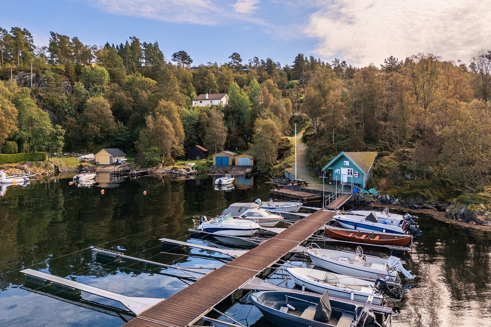 Området byr også på en egen badevik og en strandvolleyballbane, perfekt for både avslapning og aktivitet. Galleribilde