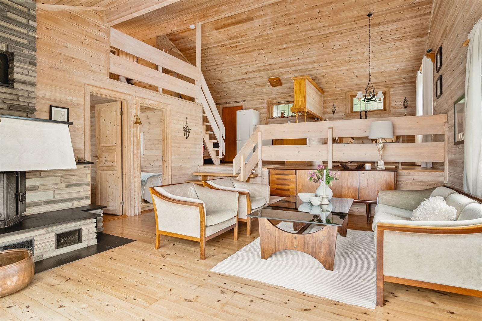 Trivelig stue med vedovn som gir god varme og lun atmosfære. Galleribilde