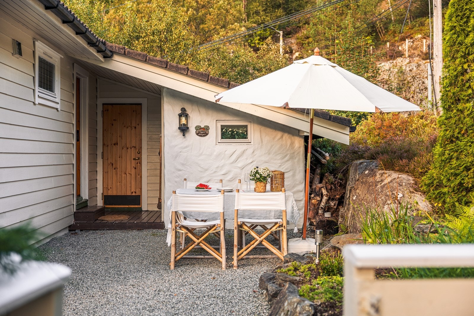 Merk det pent opparbeidet inngangsparti. | Dette er sørvestsiden av eiendommen, og tilbyr derfor utmerkede solforhold fra midt på dagen til ut på kvelden. Galleribilde