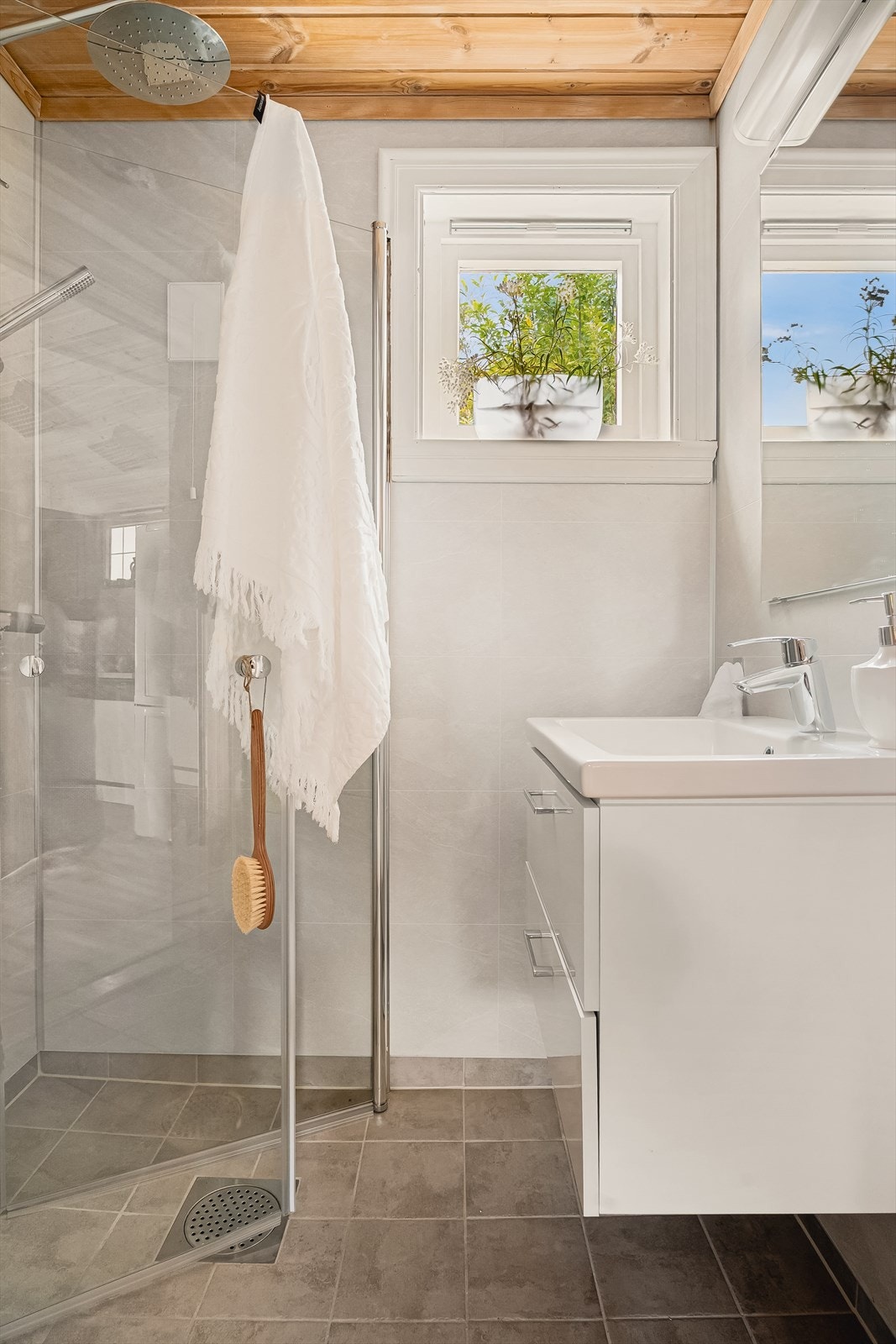 Pent bad fra 2023 med flislagt gulv og varmekabler | Vegger med moderne baderomsplater gir et rent og stilrent uttrykk. Galleribilde