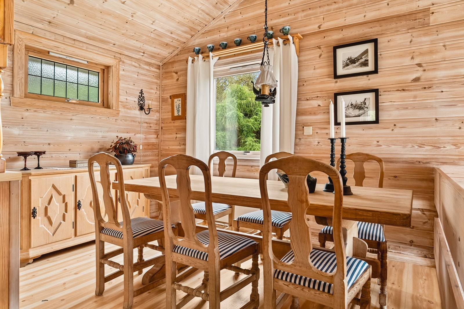 God plass til romslig spisegruppesone! Perfekt for måltider og hyggelige sammenkomster. Galleribilde