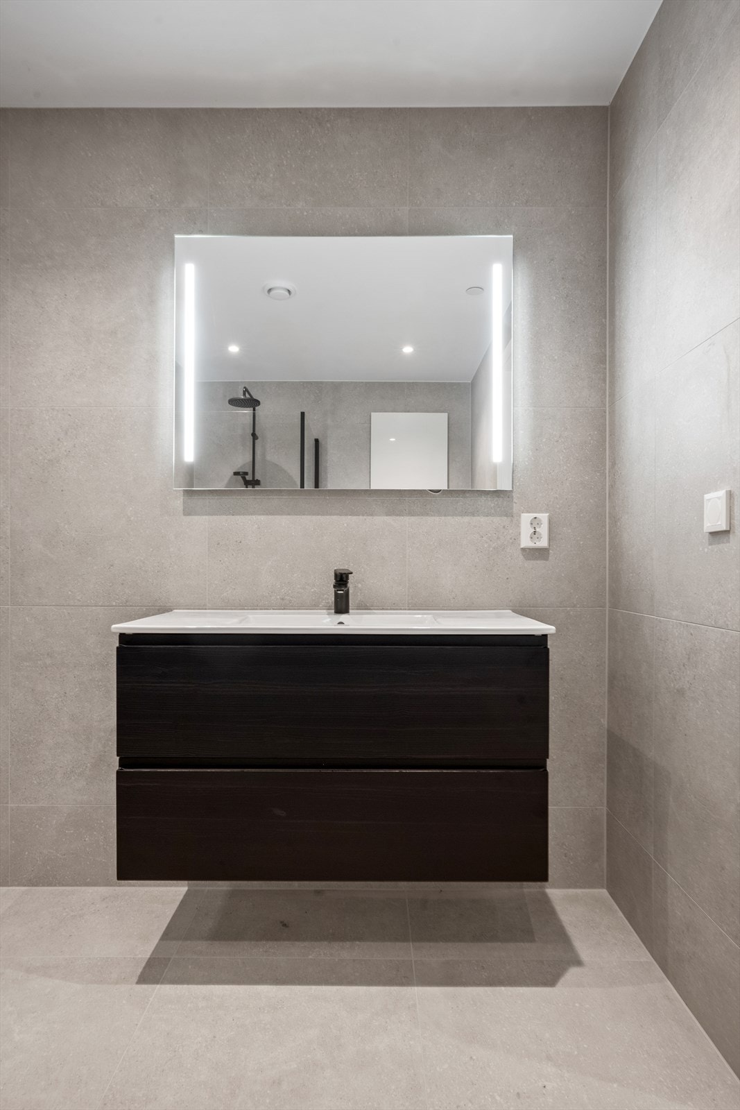 Helfliset og delikat baderom med slett baderomsinnredning med skuffer og enkel servant Galleribilde