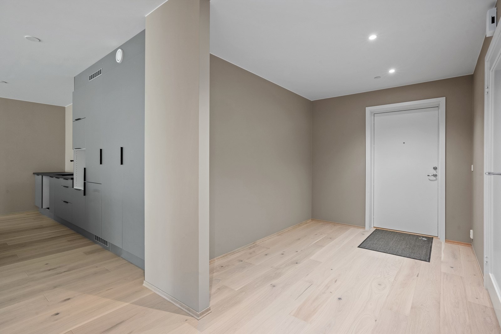 Romslig gang med avsatt plass til garderobeskap Galleribilde