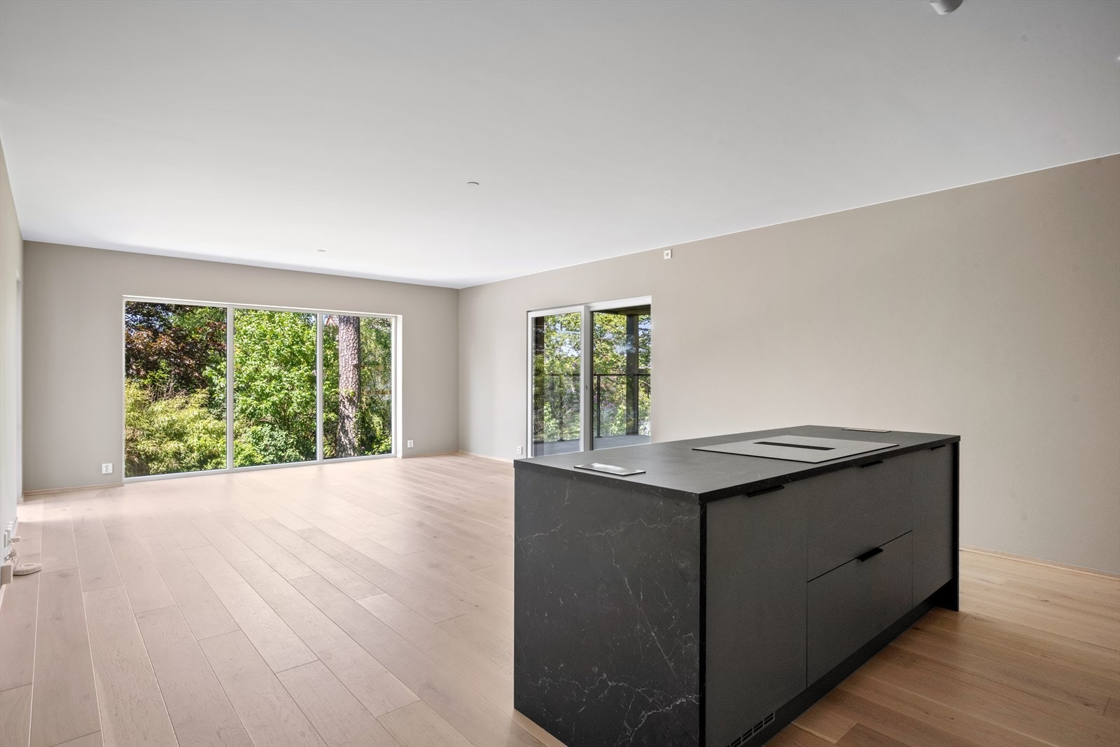 Lys og åpen stue/kjøkken løsning med store vindusflater som gir gode lysforhold Galleribilde