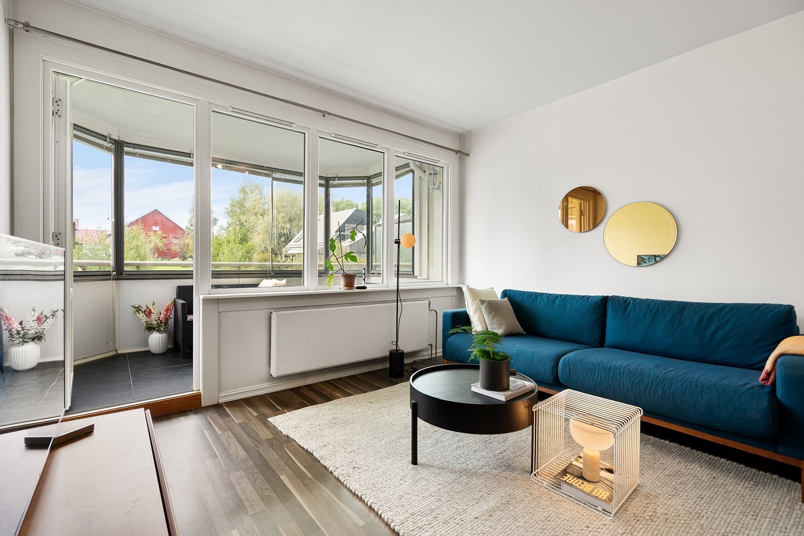 De store vinduene sørger for at rommet får godt med lysinnslipp. Galleribilde