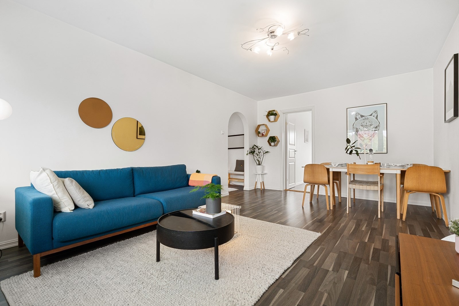 I stuen har du god plass til sofagruppe, tv-møblement og spisebord til hele familien. Galleribilde