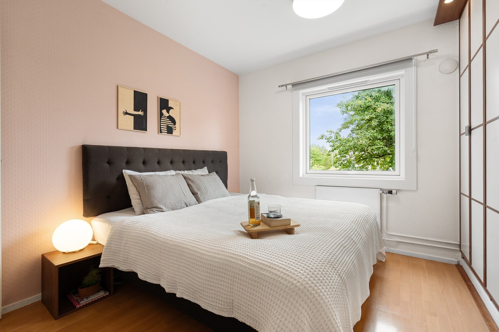 Leiligheten har to innbydende soverom av god størrelse med plass til dobbeltseng, nattbord og skjenk eller pult. Galleribilde