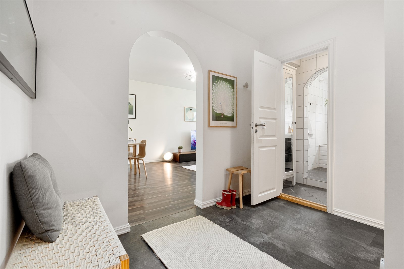 Her har du plass til å sette inn et garderobeskap for oppbevaring av klær og sko, en sittebenk og veggoppheng. Galleribilde