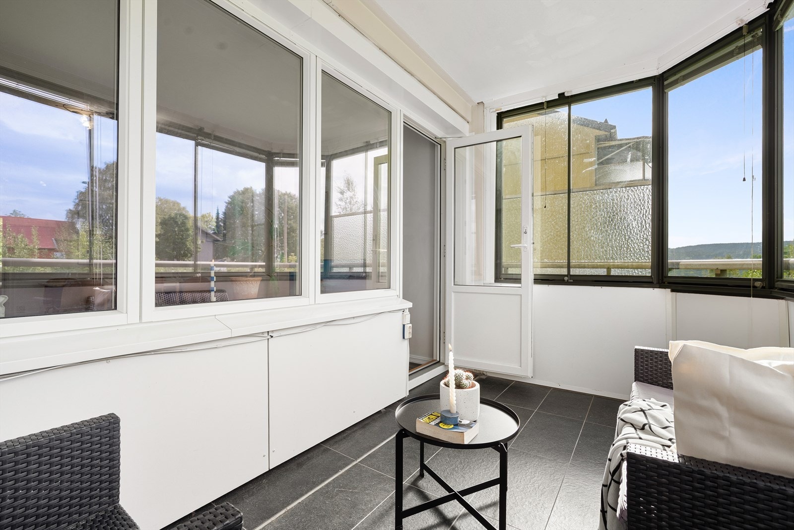 Balkongen virker som en forlengelse av stuen og har plass til sittegruppe og beplantning. Galleribilde