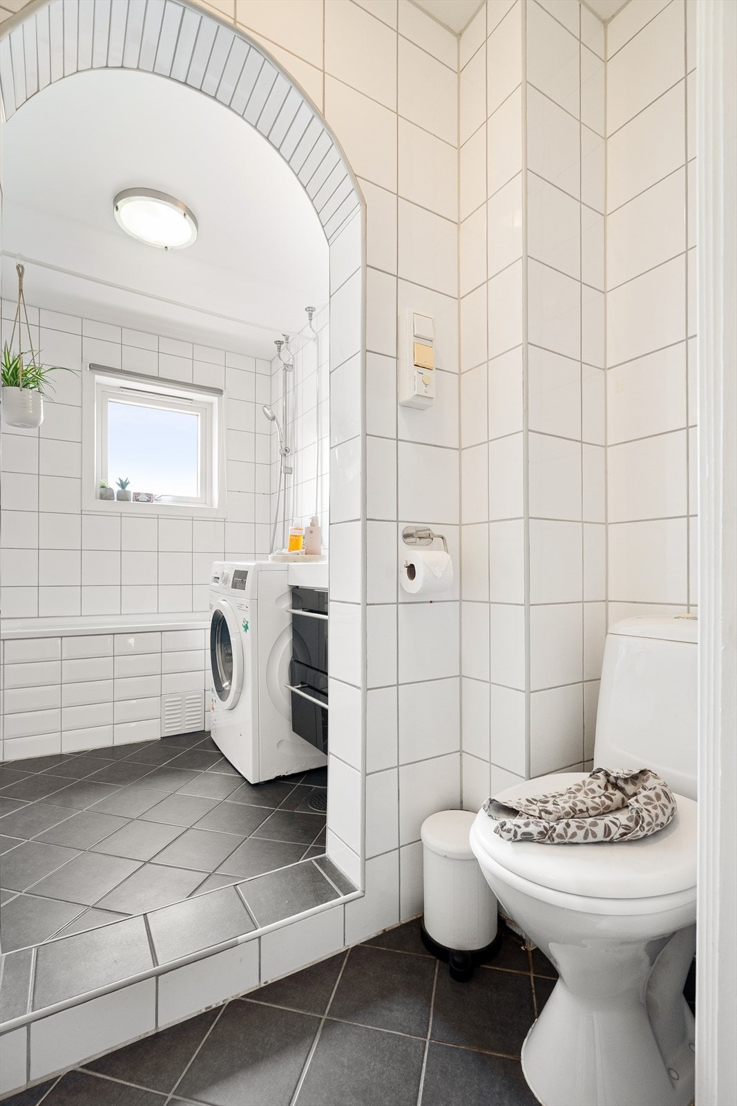 Rommet har naturlig ventilasjon gjennom et vindu som også sørger for godt med lys. Galleribilde