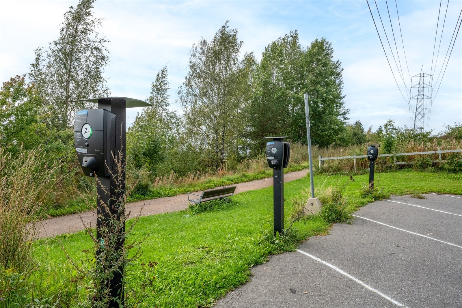 Ladestasjon på parkeringsplassen utenfor som er for beboerne i borettslaget med reduserte priser for lading. Galleribilde