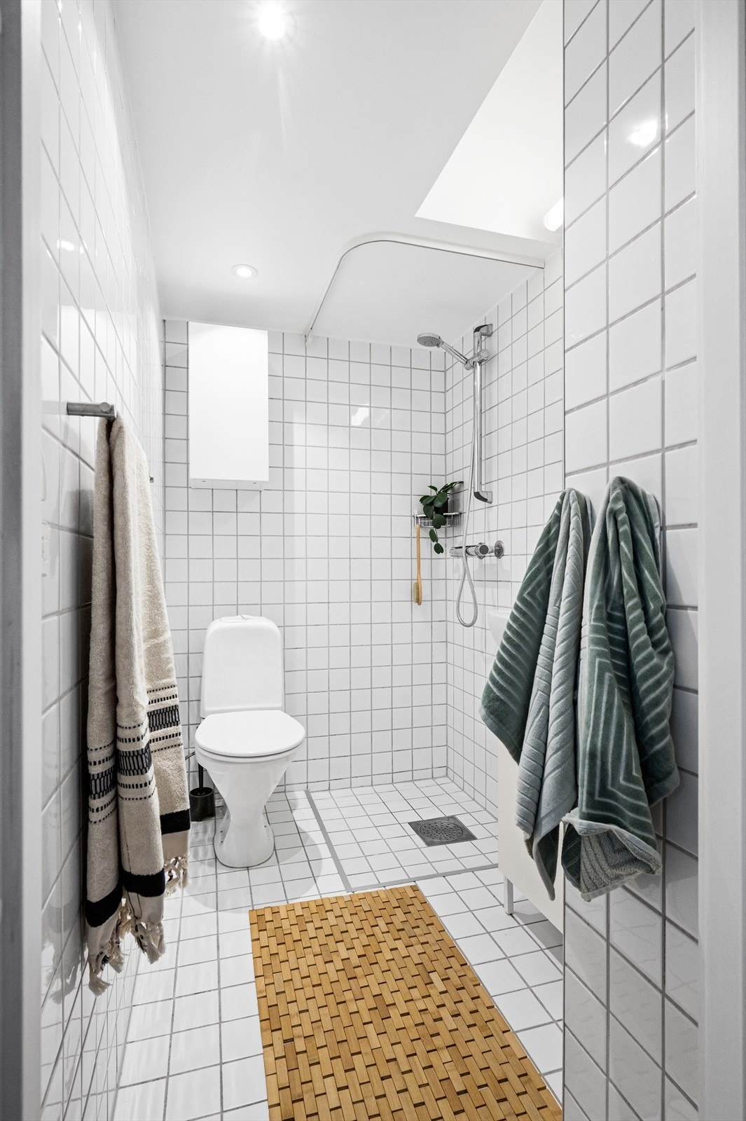 Leilighetens bad har en praktisk utforming. Galleribilde