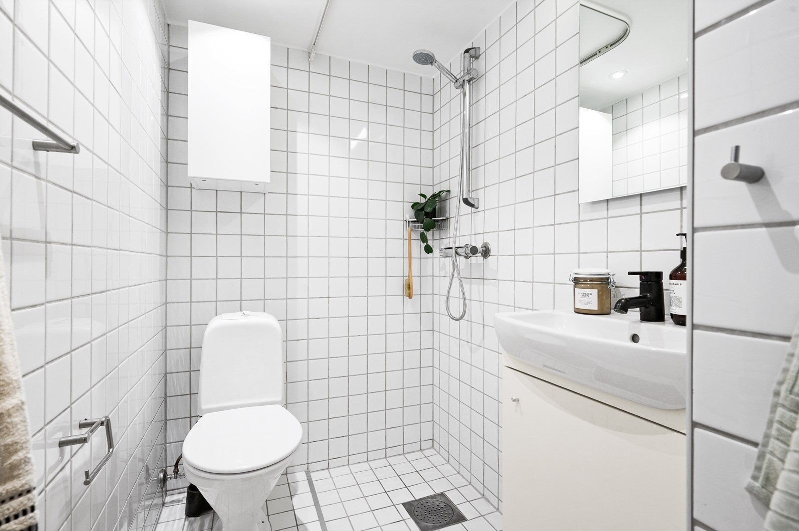 Flislagt bad fra 2005 med elektrisk gulvvarme og downlights i taket. Galleribilde