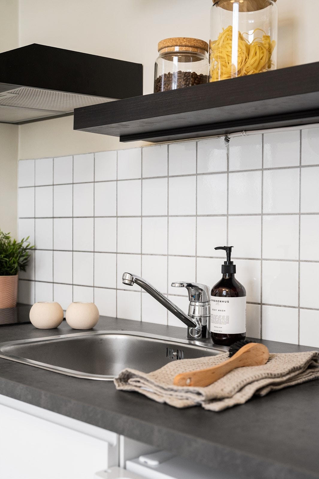 Kjøkkenet er utstyrt med integrert koketopp og stekeovn, samt plass til kjøleskap. Galleribilde