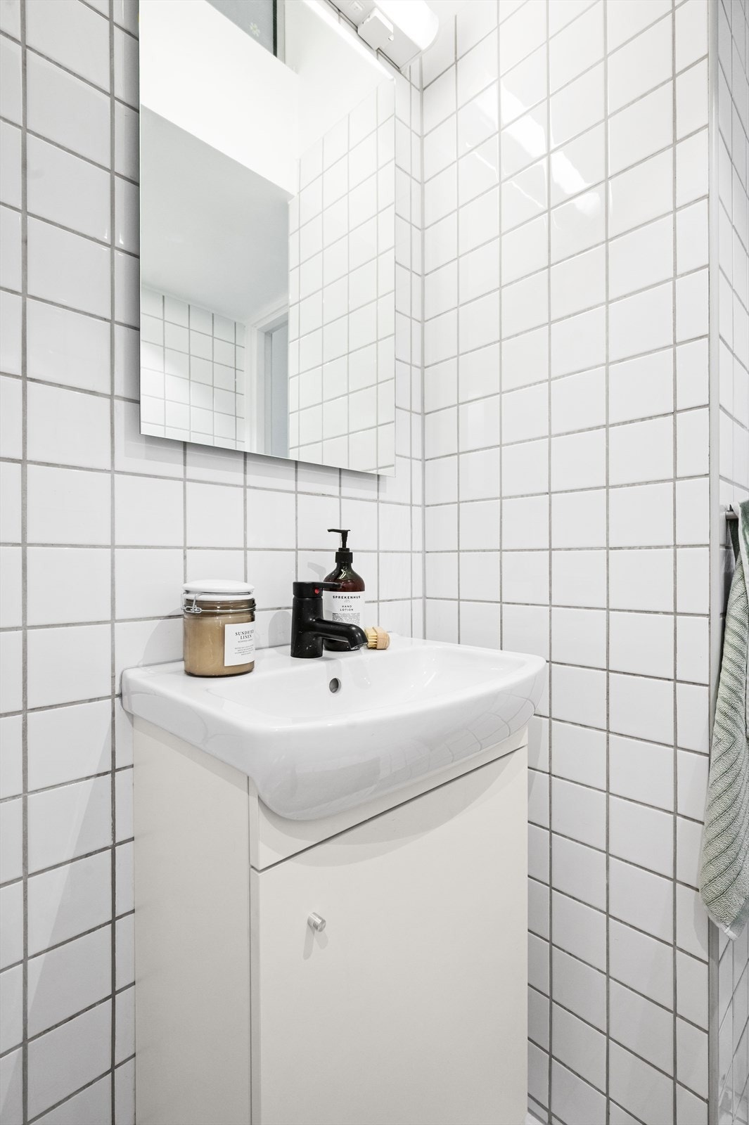 Badet er innredet med toalett, nedfelt servant med underskap, speil og dusjhjørne. Galleribilde