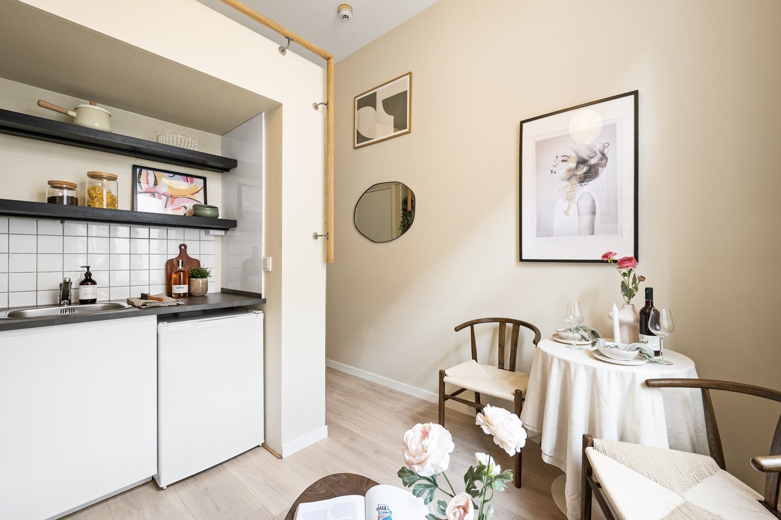 Planløsningen er svært godt utnyttet med hems over kjøkkenet, flott stue og flislagt bad. Galleribilde