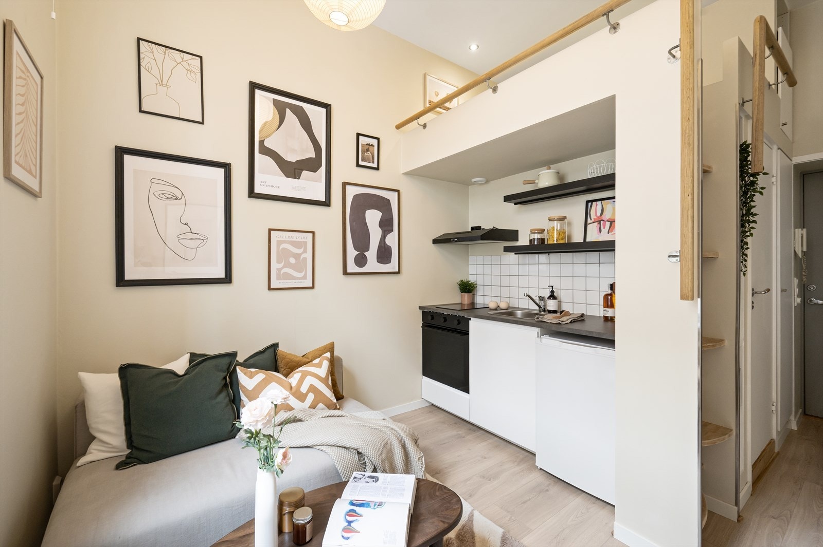 Kjøkkenet har en funksjonell og praktisk utforming med hvite fronter, fliser på bakvegg og laminert benkeplate. Galleribilde