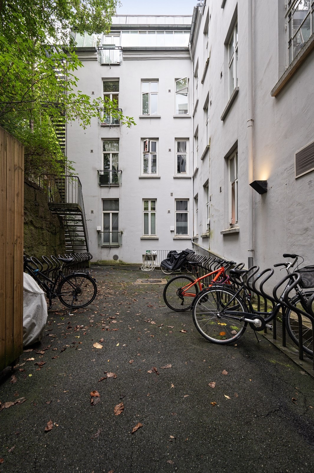 God tilgang på sykkelparkering i bakgården. Galleribilde