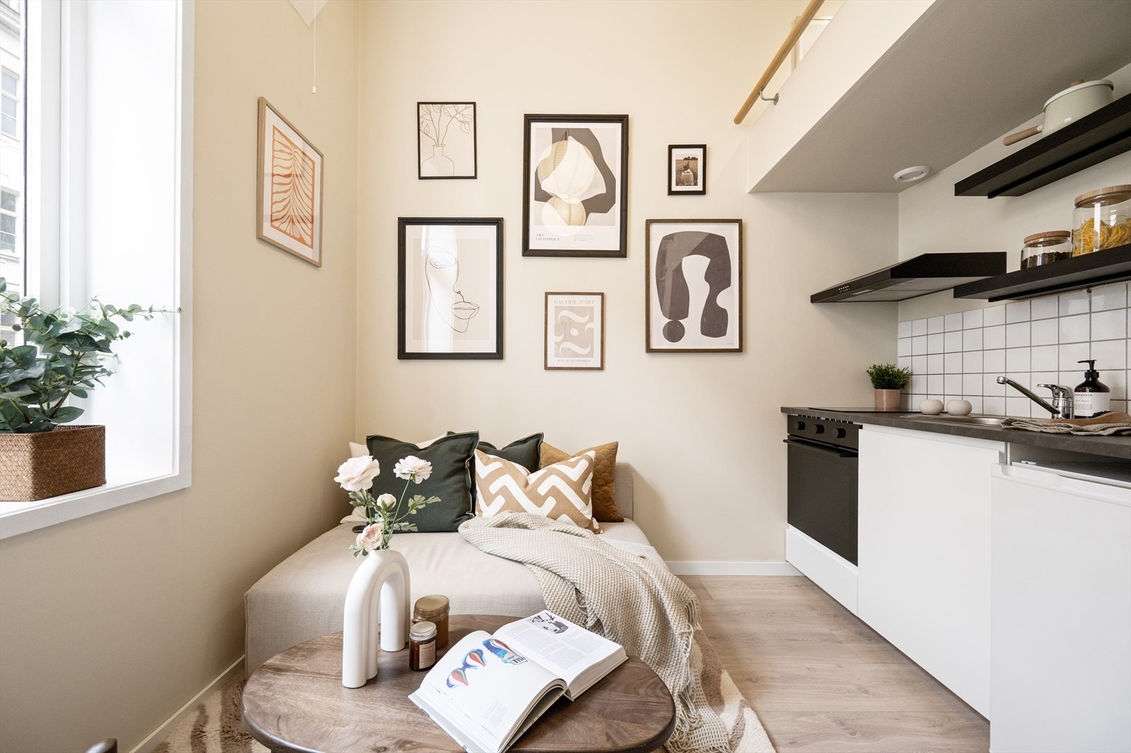 Hyggelig stue med generøs takhøyde på 3,25 meter og store vindusflater som sikrer gode lysforhold og gir rommet en trivelig atmosfære. Galleribilde