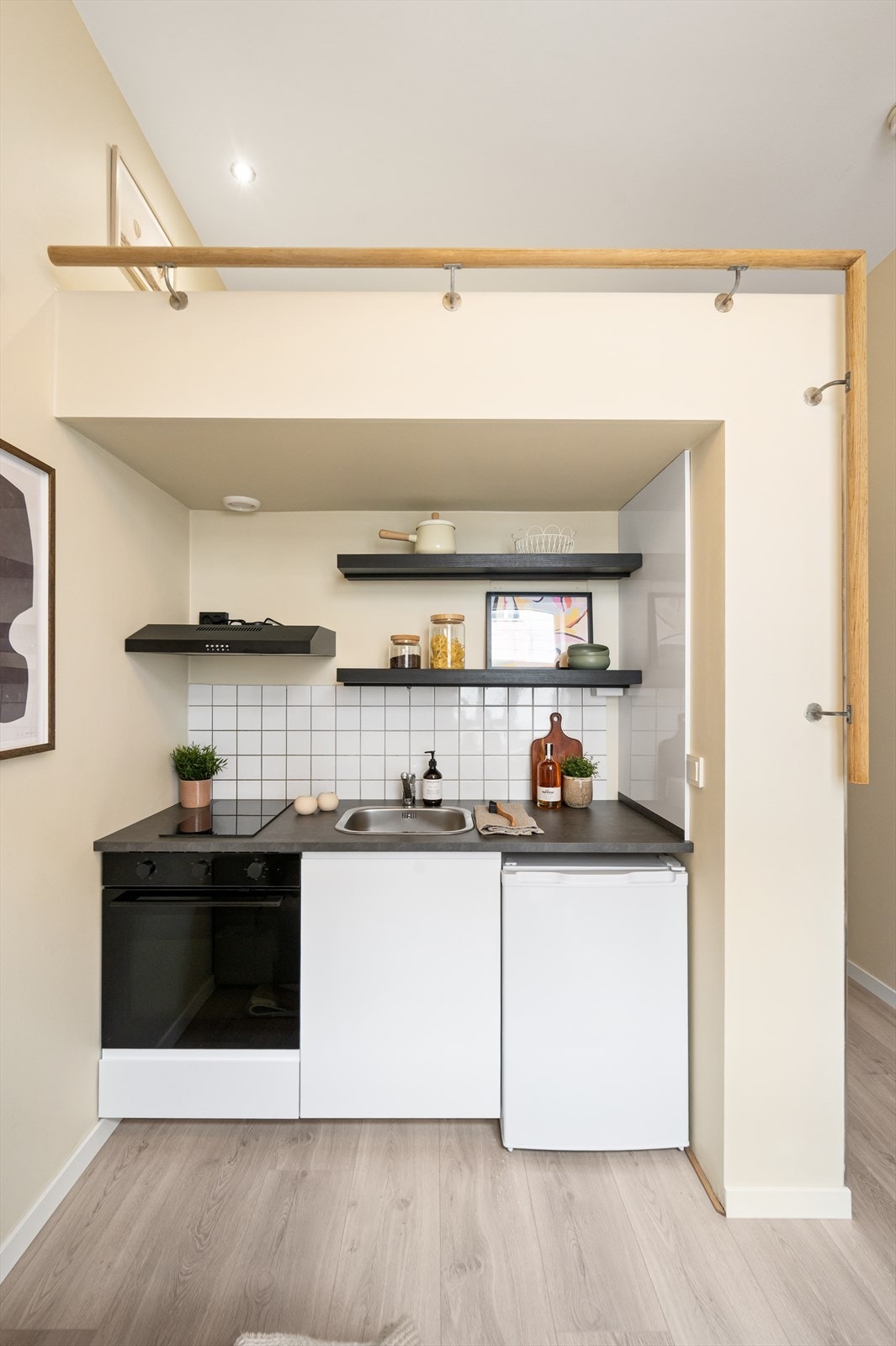 Over kjøkkenet er det en praktisk hems med plass til seng. Galleribilde