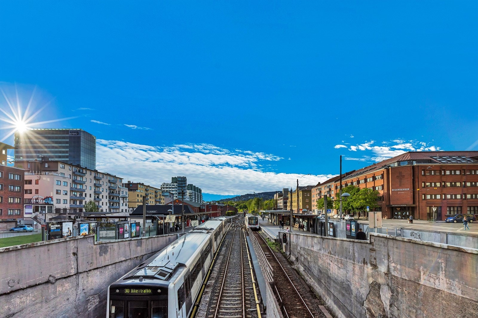Majorstuen er et knutepunkt for byens kollektivtilbud. Her finnes T-bane med overgang til alle linjer, samt hyppige buss- og trikkavganger i alle retninger. Flybussen går kort vei fra boligen. Galleribilde