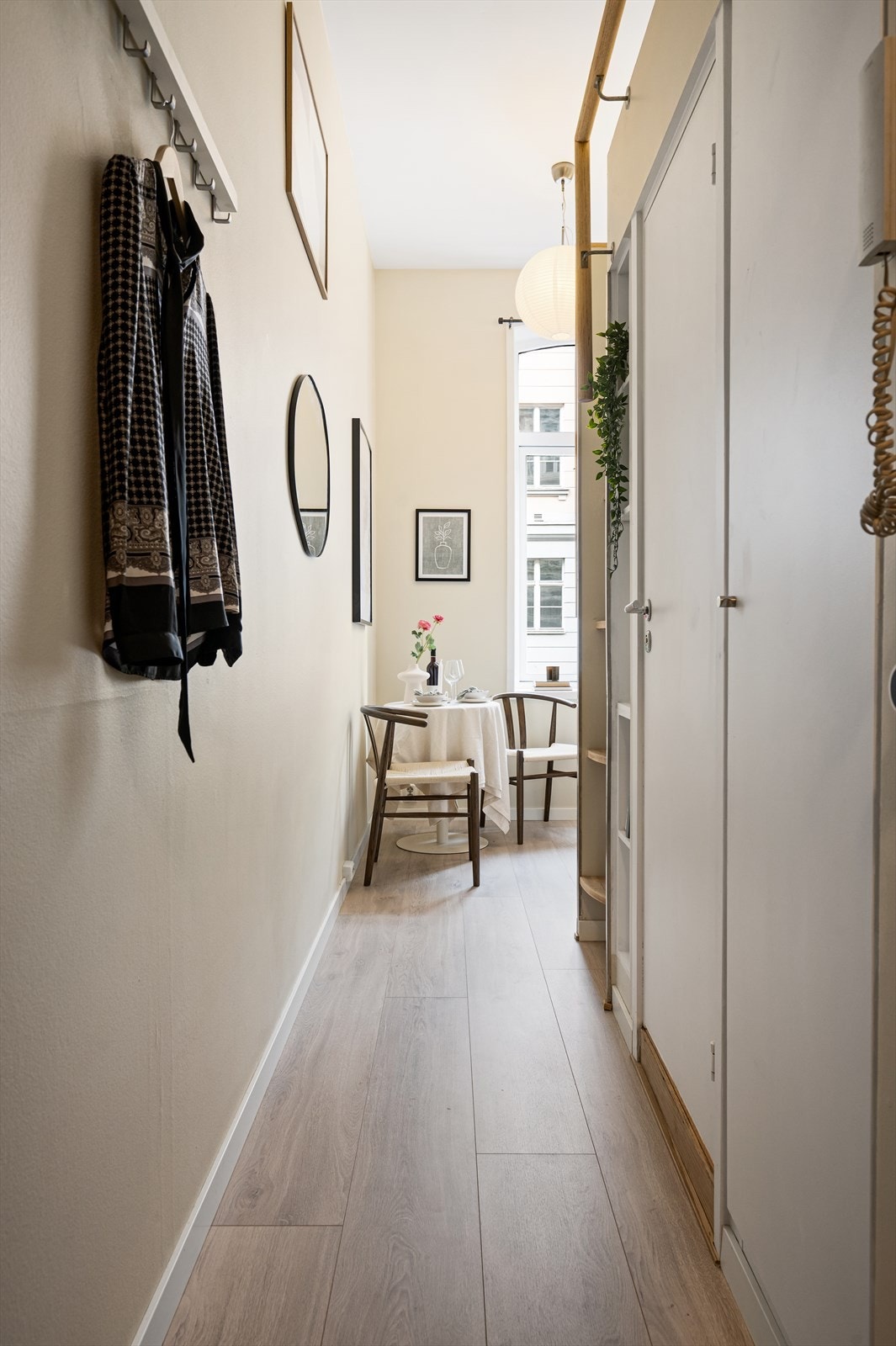 Vel inne ankommer du en lys og innbydende entré med plass til å henge fra seg yttertøy. Galleribilde