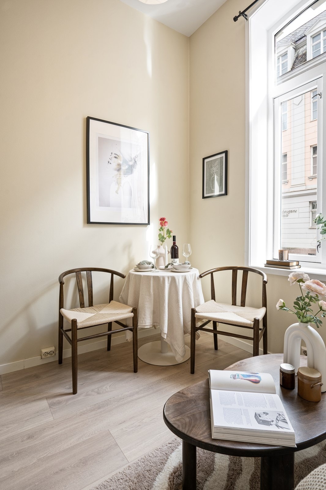 Stua har plass til sofa og spisebord. Galleribilde