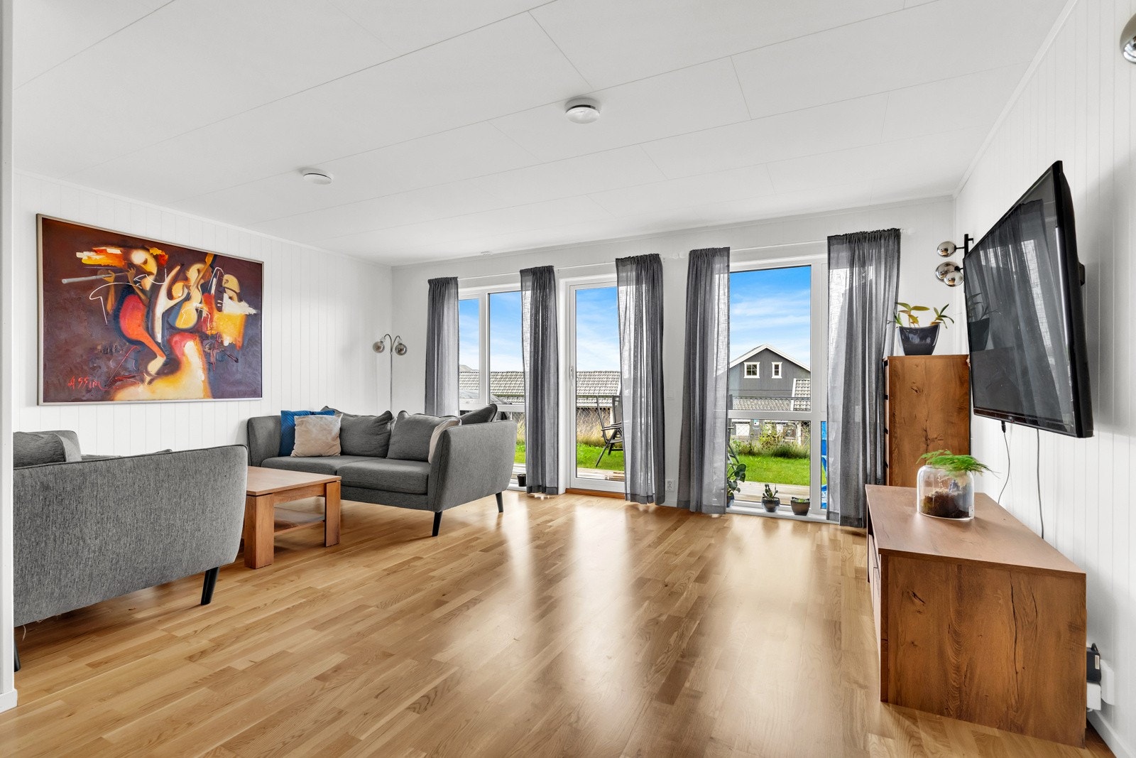 Fra stuen er det direkte utgang til en solrik markterrasse med god plass til utemøbler og hyggelige samlingspunkter. Galleribilde