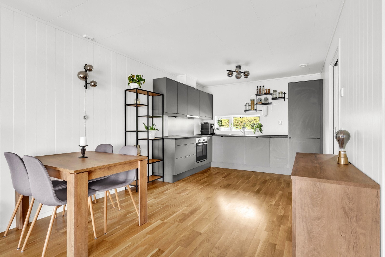 Rommet er godt utnyttet og gir mulighet for en naturlig inndeling i soner, hvor man enkelt kan plassere både spisegruppe og sofahjørne etter eget ønske Galleribilde