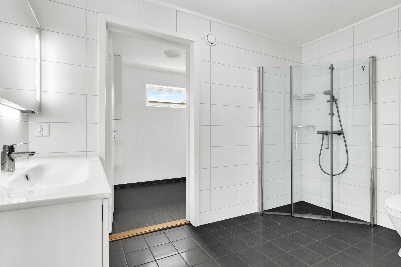 Romslig og delikat bad med varmekabler Galleribilde