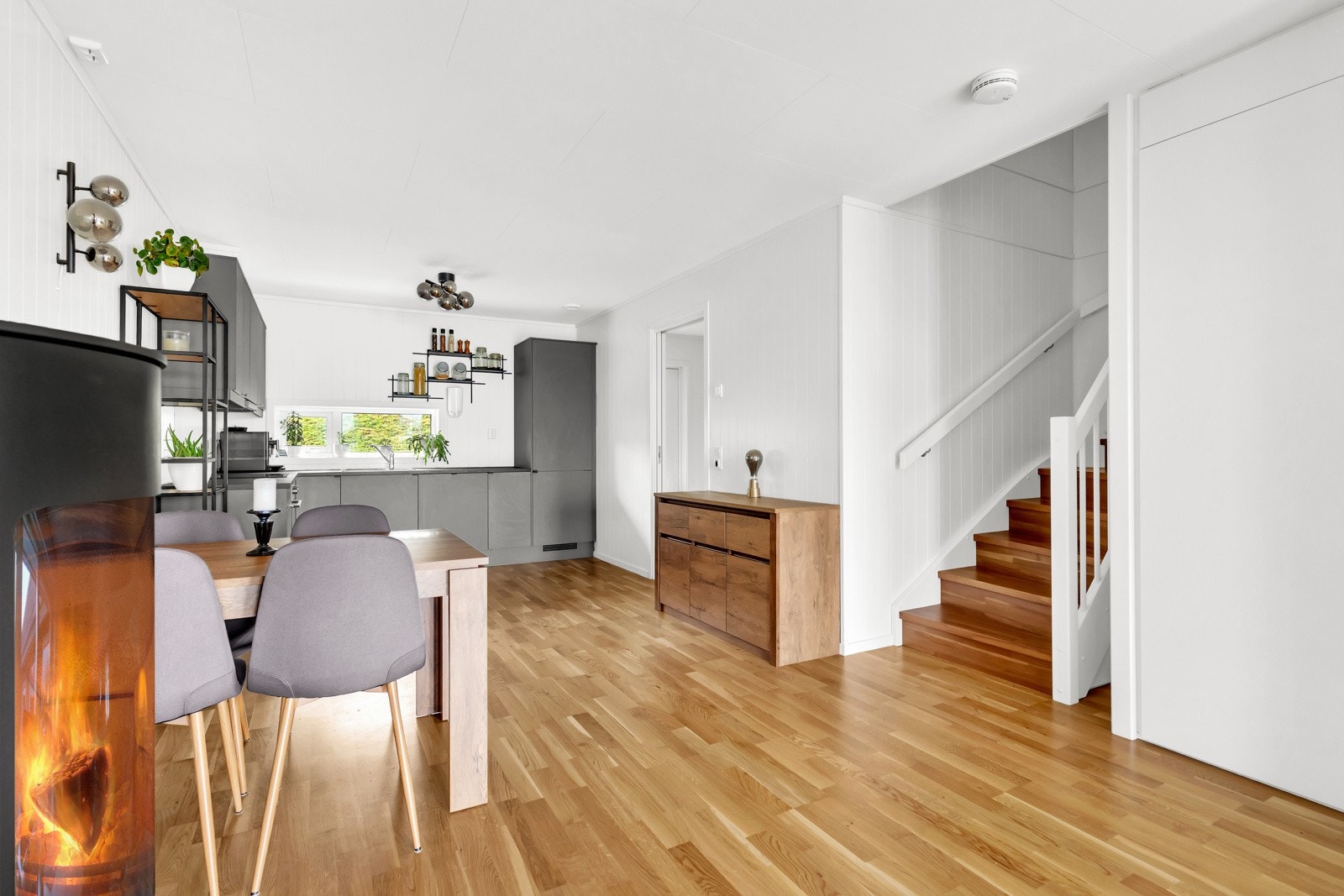 Det er ekstra lagringsplass under trappen Galleribilde