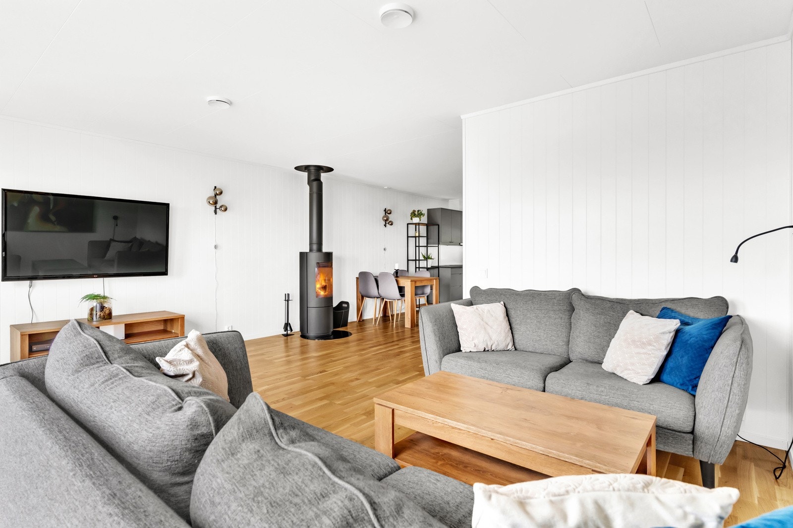 En moderne peisovn bidrar til varme og hygge på kjølige kvelder Galleribilde