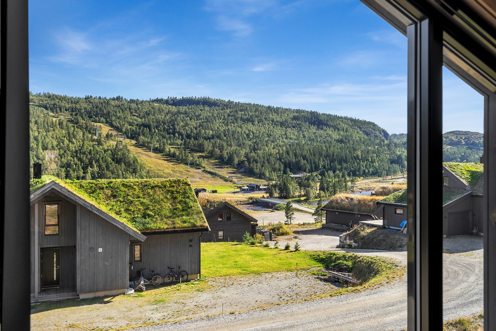 Nydelig utsikt mot alpinanlegget og fjellene rundt! Galleribilde