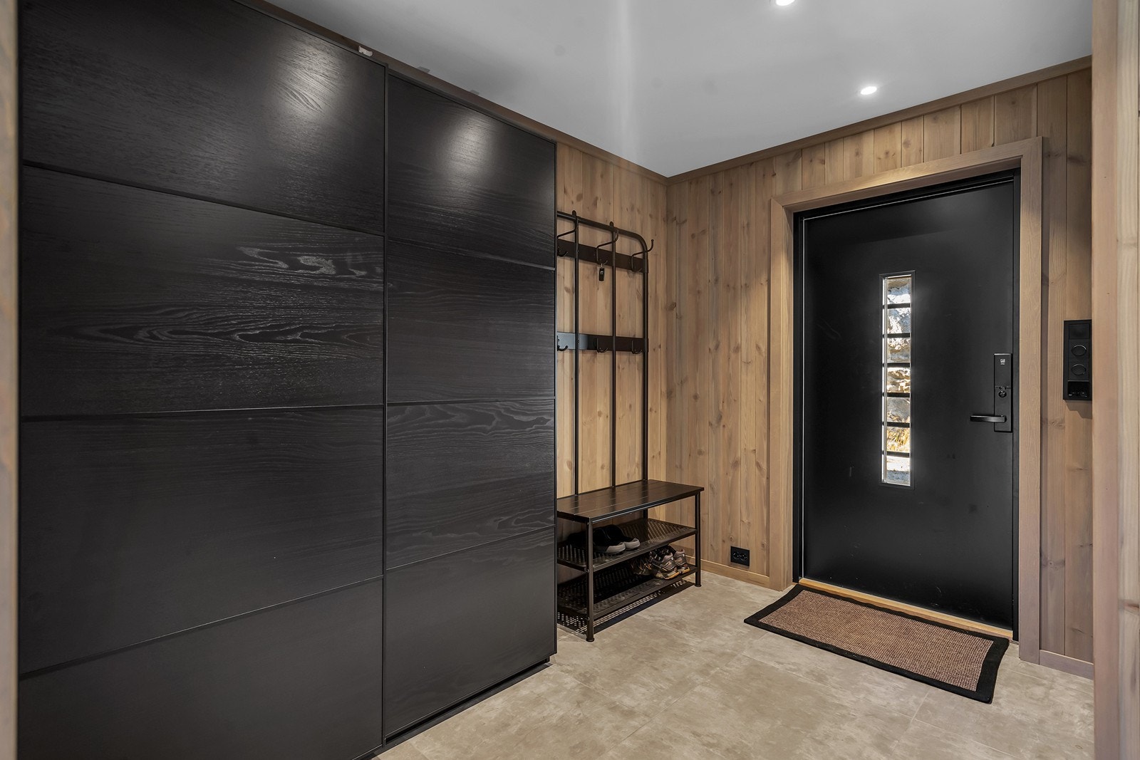 Romslig gang med skyvedørsgarderobe Galleribilde