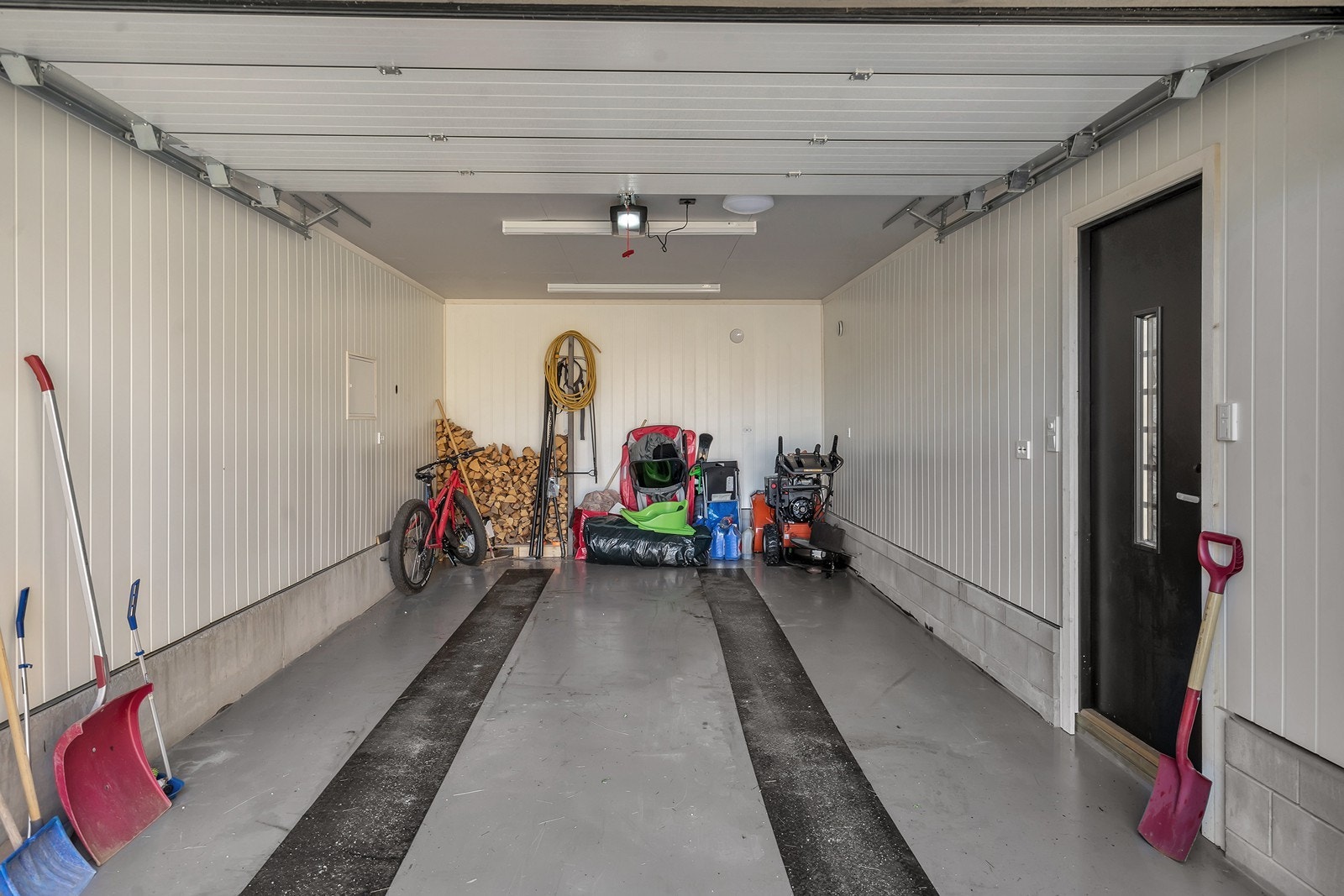 Isolert garasje klargjort for elbillader Galleribilde