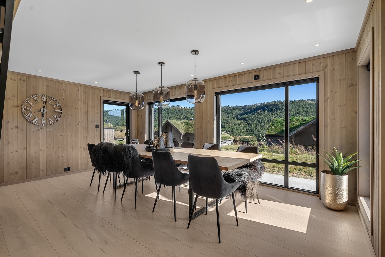 God plass til stor spisestuegruppe Galleribilde