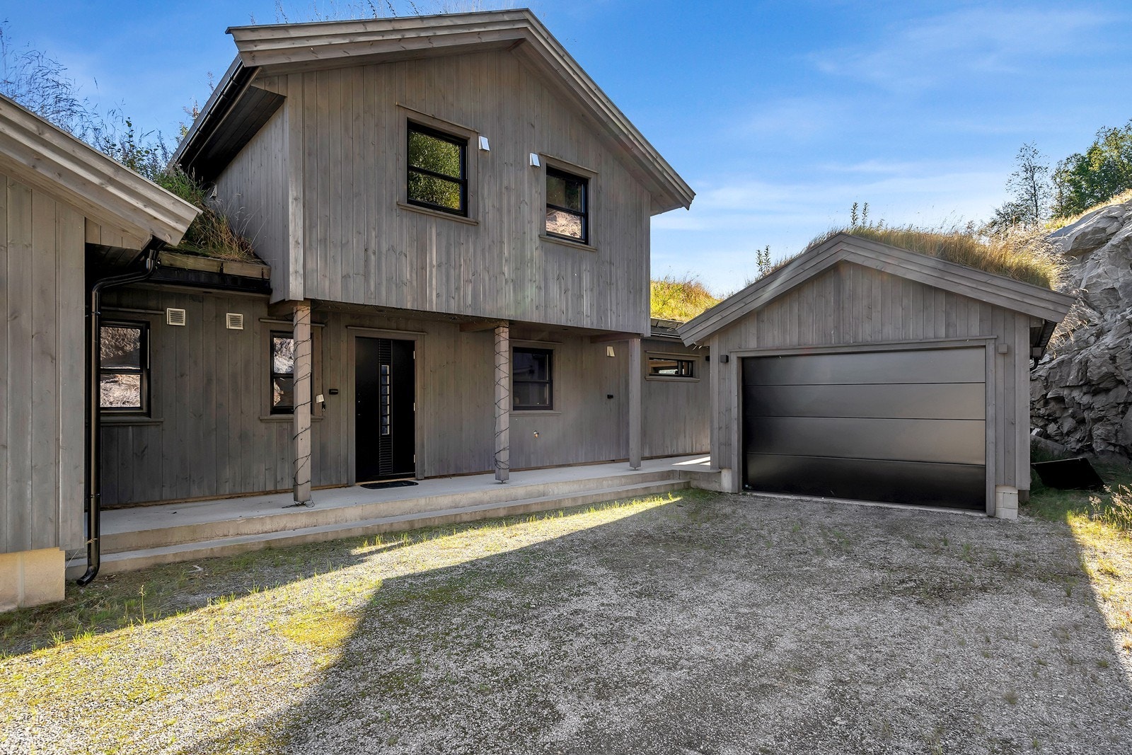 Usjenert gårdsrom og overbygget inngangsparti Galleribilde