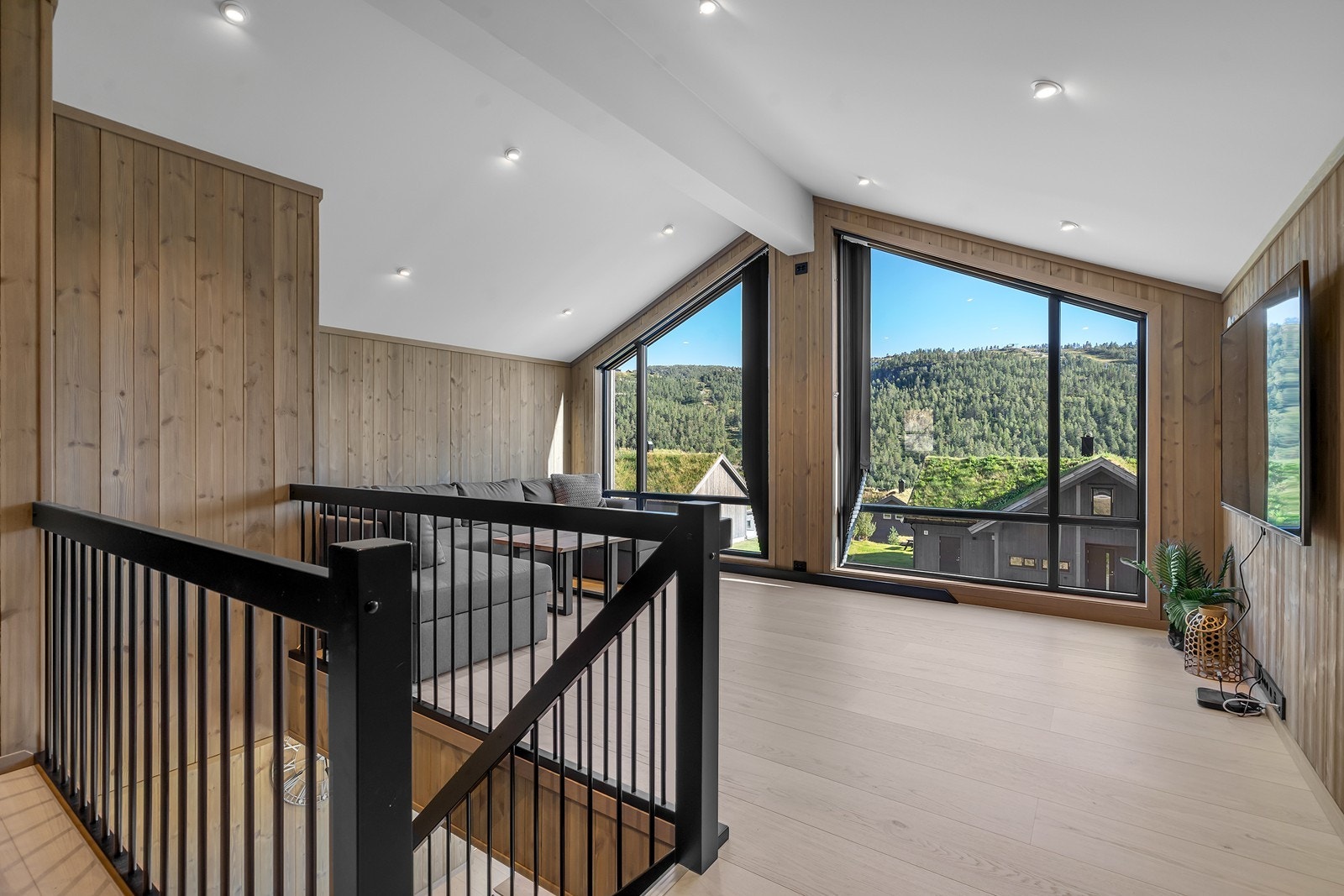 Stor loftstue med rikelig naturlig lysinnslipp og flott utsikt Galleribilde