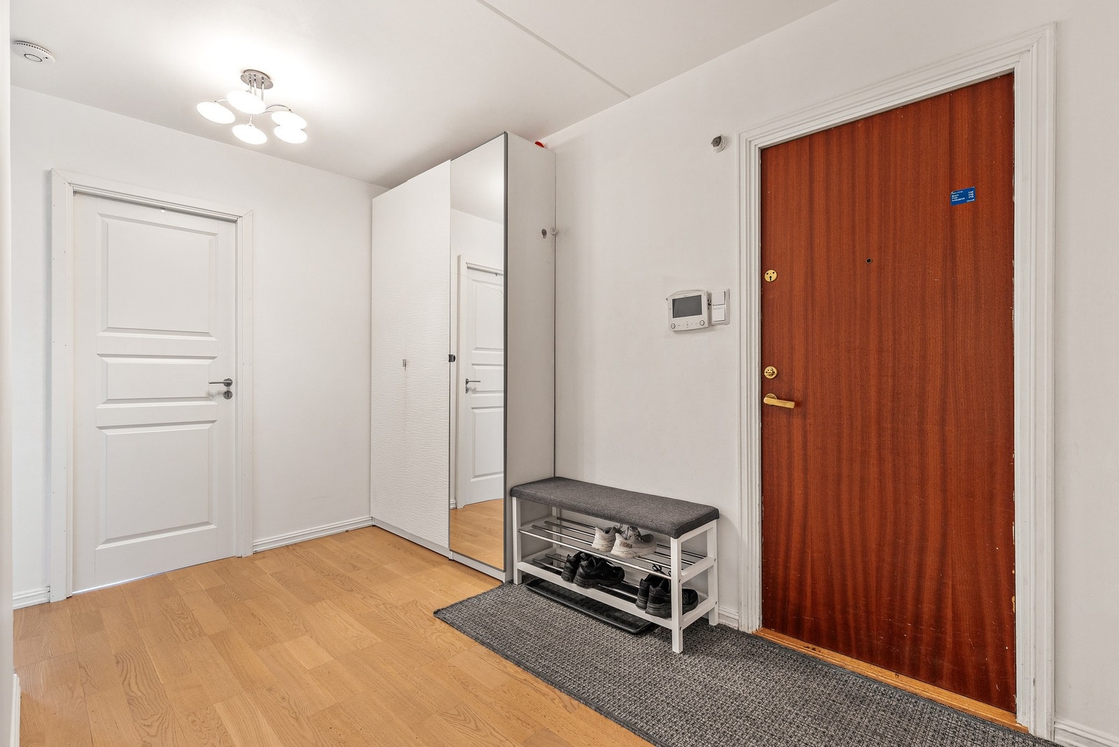 Her er det god plass til å henge fra seg ytterklær og skor. Det er installert callinganlegg, slik at du enkelt kan slippe dine gjester inn. Galleribilde