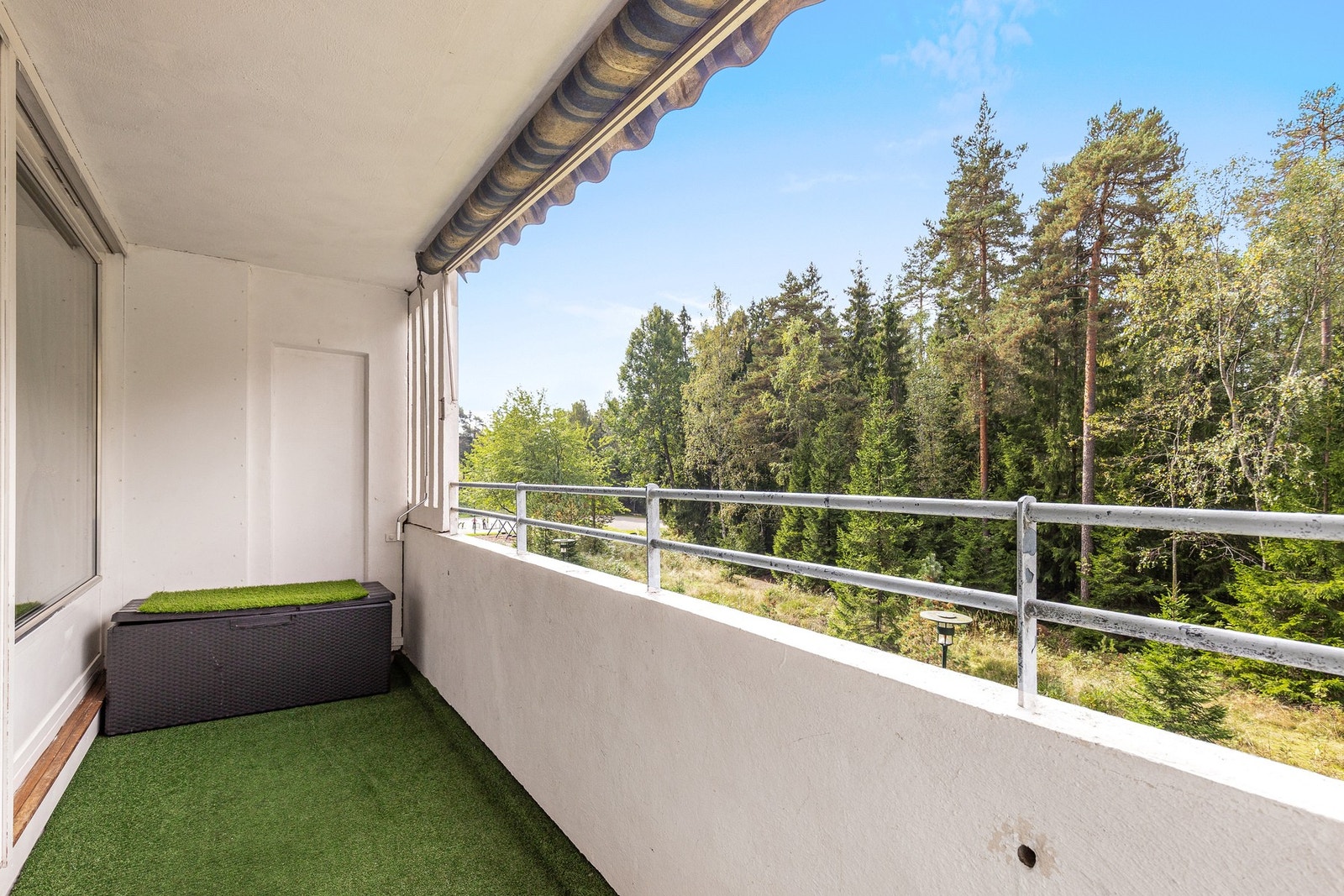 Boligen har en vestvendt balkong hvor du kan nyte frisk luft og ettermiddagssolen i rolige omgivelser. Galleribilde