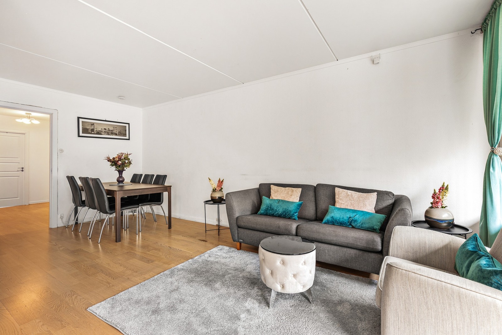Her er det plass til både sofagruppe, TV-benk og spisemøblement. Galleribilde