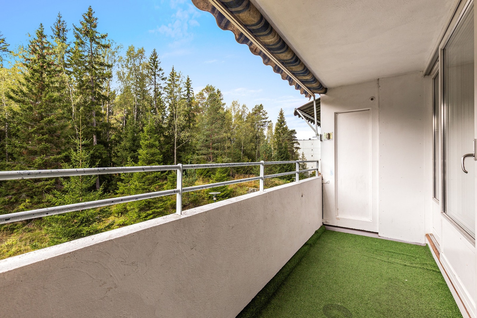 Dette er en romslig og velholdt 3-roms leilighet i et rolig og barnevennlig område med nærhet til marka og badevann. Galleribilde