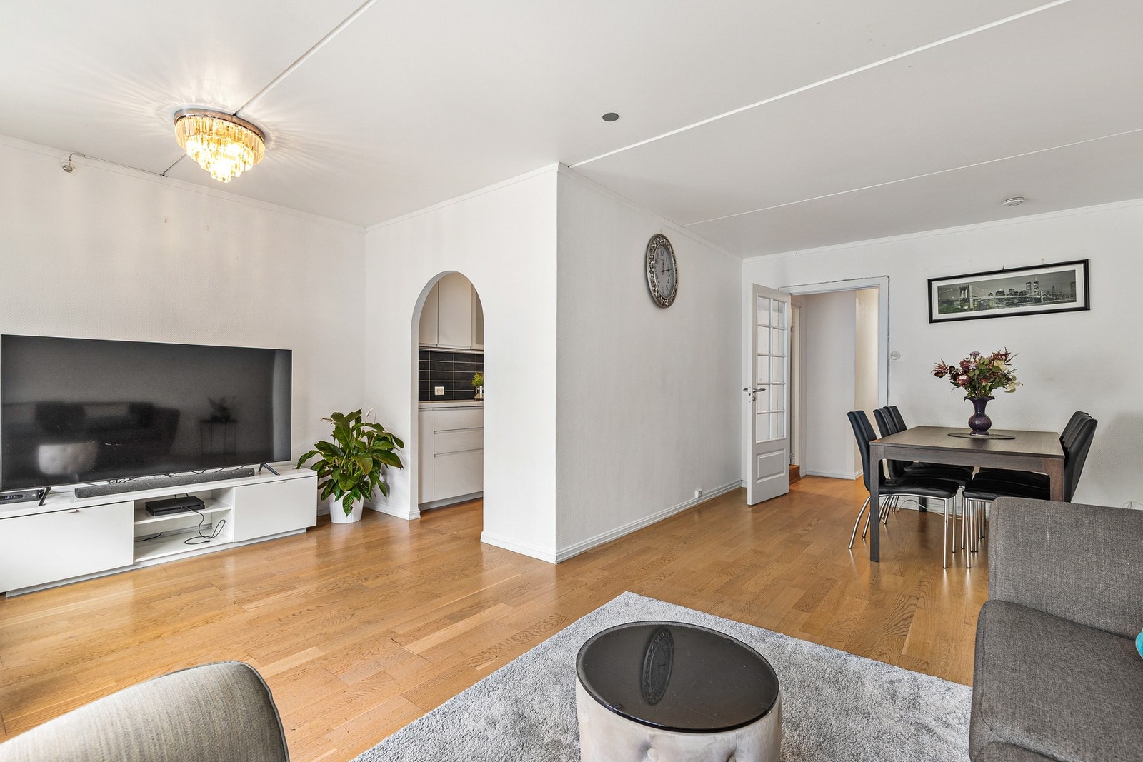 Det er mulighet for å åpne opp mellom kjøkken og stue ved å fjerne veggen, noe som gir en mer luftig og moderne planløsning. Galleribilde