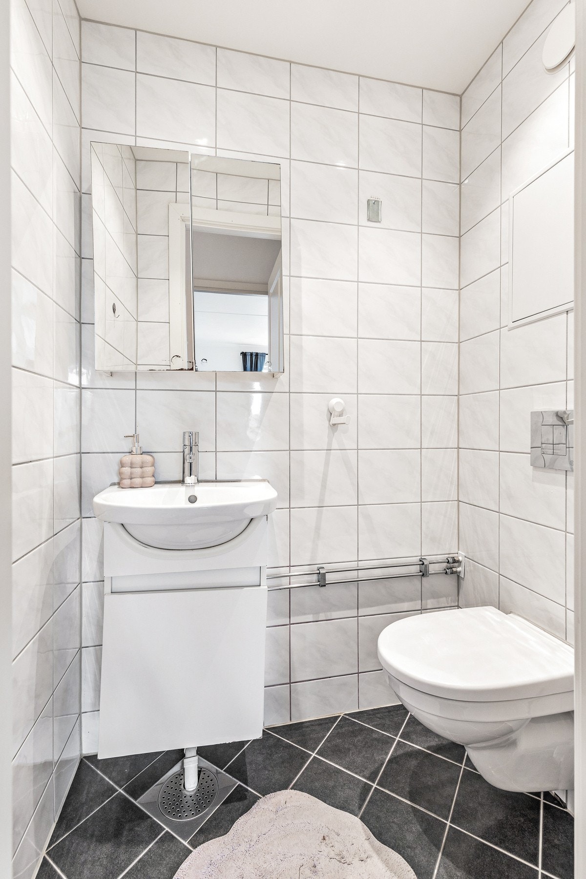 Det er praktisk med separat WC-rom, noe som gir økt fleksibilitet i hverdagen og gjør det enklere når flere skal bruke boligens fasiliteter samtidig. Galleribilde